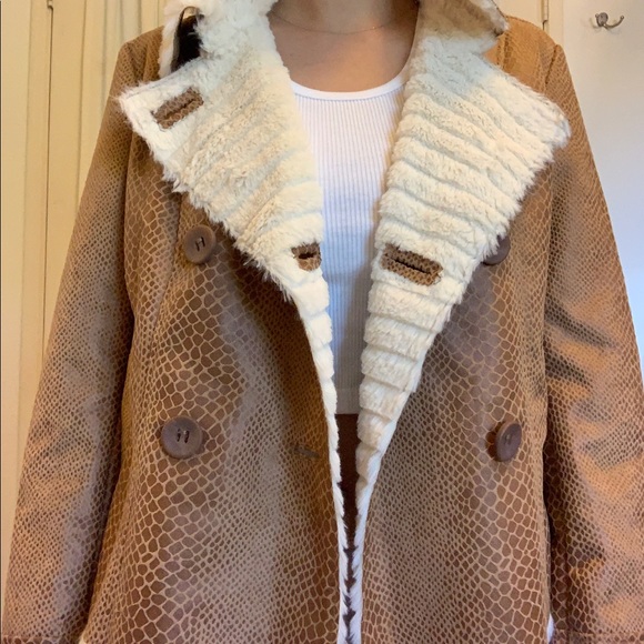 Beautiful tan fur coat - Picture 2 of 5